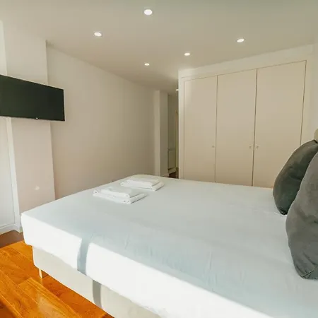 Apartment Grand & Modern With Sea View By Homing