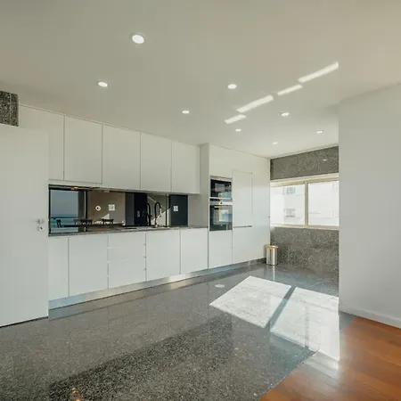Apartment Grand & Modern With Sea View By Homing *