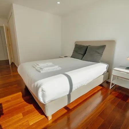 Apartment Grand & Modern With Sea View By Homing