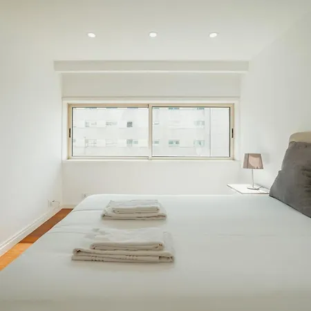 Apartment Grand & Modern With Sea View By Homing