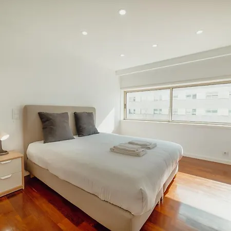 Apartment Grand & Modern With Sea View By Homing