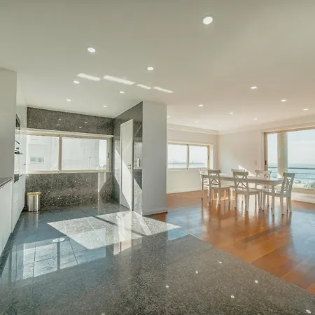 Apartment Grand & Modern With Sea View By Homing *