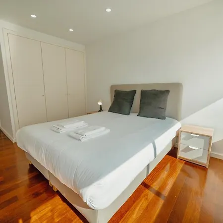 Apartment Grand & Modern With Sea View By Homing *