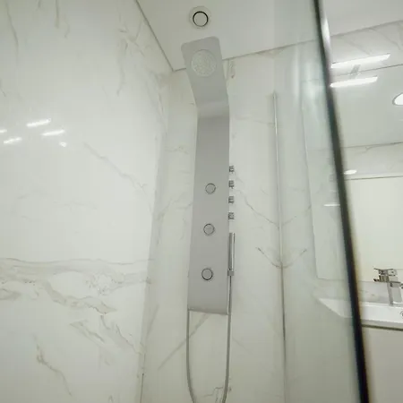 Grand & Modern With Sea View By Homing Apartment