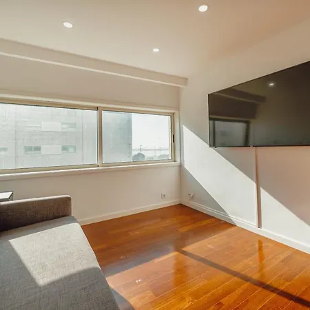 Apartment Grand & Modern With Sea View By Homing